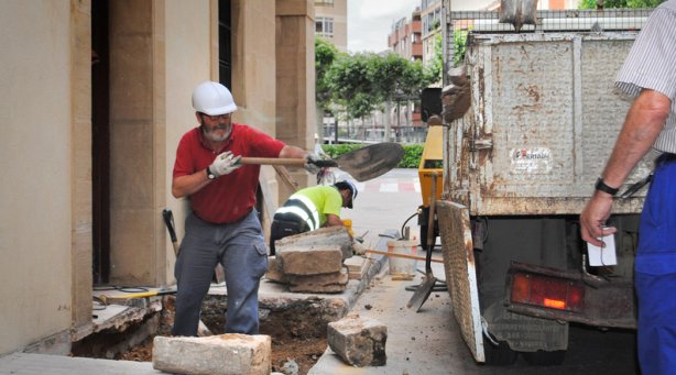 Operarios trabajan en la eliminaciÃ³n de barreras arquitectÃ³nicas. M.S.G.