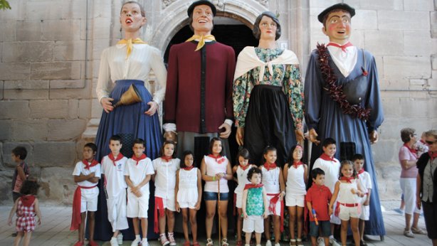 La corporaciÃ³n infantil y los gigantes de Lodosa, en el momento previo a colocarles el paÃ±uelo rojo a los patronos. (MarÃ­a San Gil)
